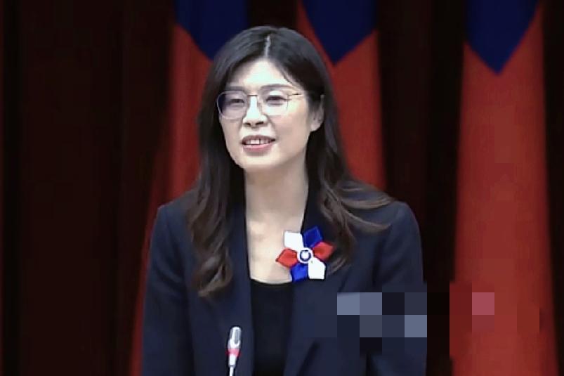 新消息,郑丽文这人事安排一出来，果然没意外——李乾龙回锅当秘书长兼副主席，还是老