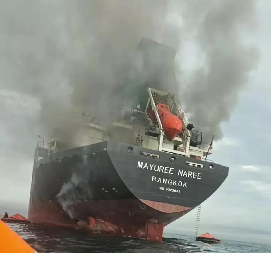 两小时内两艘货轮相继被炸！伊方再次向外发出警告，战时期间，霍尔木兹海峡不存在管控