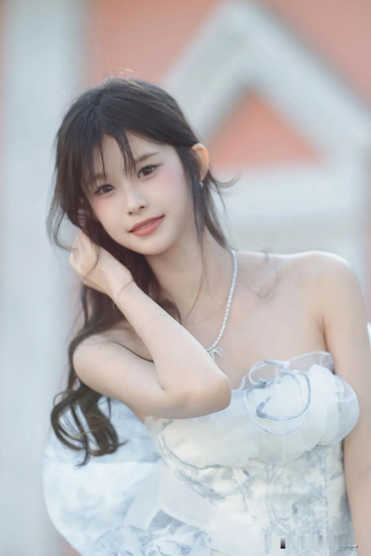 白色抹胸裙太仙啦！温柔撩发笑眼弯弯，今日份甜度满分，连风都忍不住停下脚步。美女日