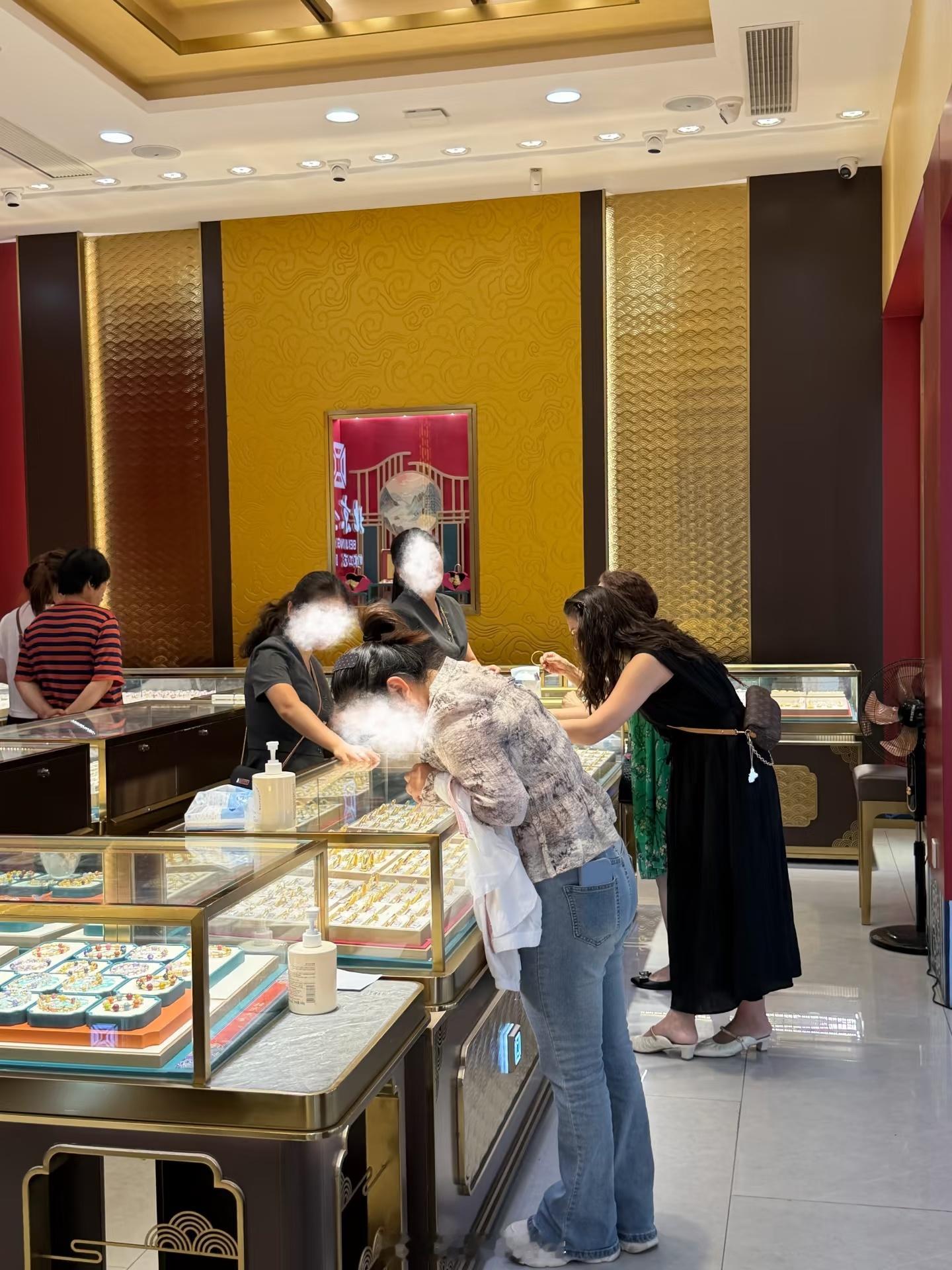 黄金跌到不敢买了还记得之前有个亲戚朋友和我说黄金会涨到2开头，让我囤一点，还好我
