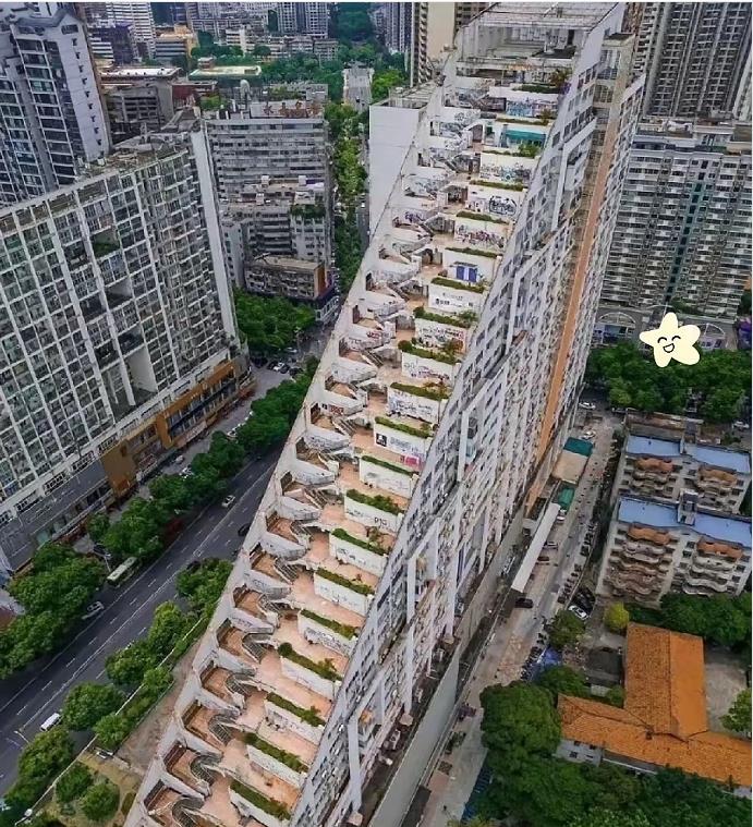 这设计师真是个天才，本来只有顶楼漏水，现在家家户户漏水