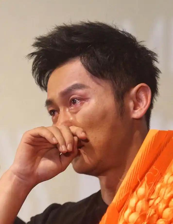 47岁李晨，悲痛发文。8月10日下午，演员李晨悲痛发文，他悼念了一位令人敬重的