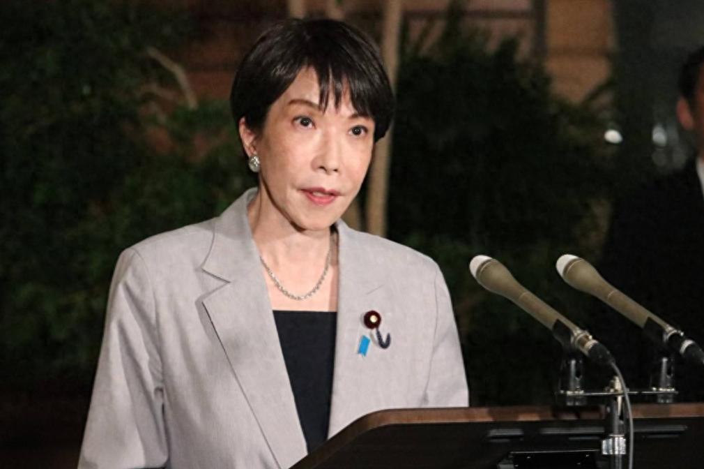 万万没想到。那个在台上蹦得最欢、把“反华”当成每日必修课的高市早苗，居然悄咪咪地
