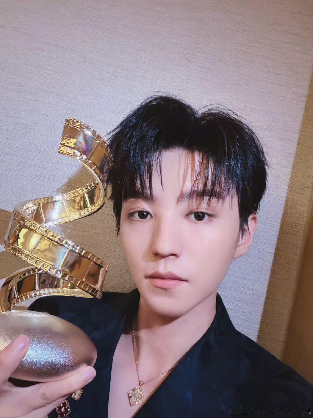 王俊凯晒与奖杯合照王俊凯求品质自拍奖哈哈哈哈哈王俊凯求品质自拍奖，超帅哒～
