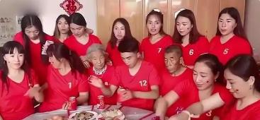 山西一对夫妻，接连生下11个女儿。丈夫眼看妻子生不出儿子，终于死了心，决定不再折