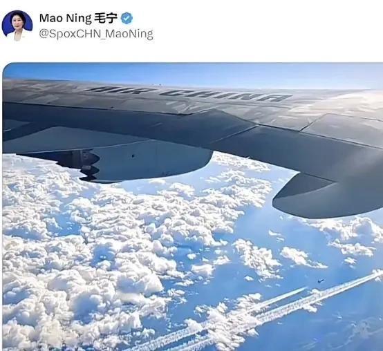 外交部发言人,贴了一张图,没说一个字!注意看,右下角有两架飞机的尾烟,飞机在开了