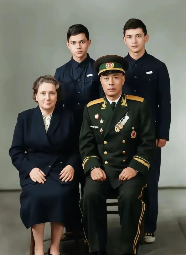 他是开国少将，夫人是前苏联人，准确的说，是苏联时期的乌克兰，苏维埃乌克兰人，两个