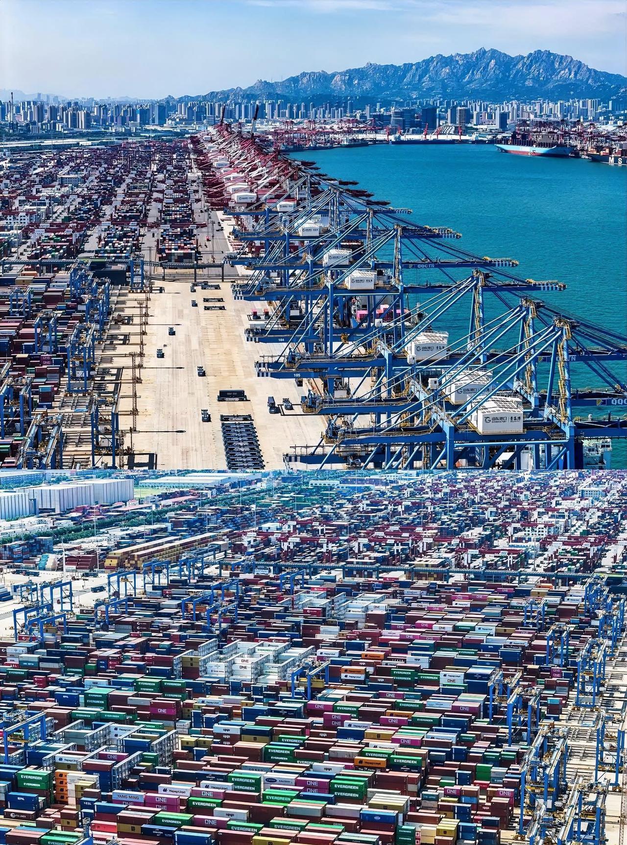 2025年8月26日，无人机航拍照片显示，货船停泊在中国东部山东省青岛市青岛港的