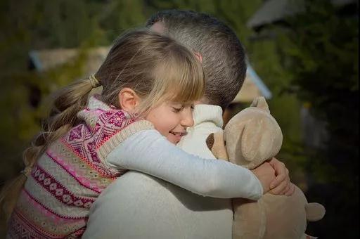 课后帮: 爸爸再忙, 也要和孩子做这4件事, 孩子受益一生!