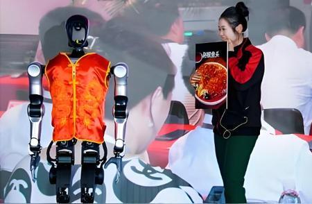 太离谱了！2026年贬值最快的东西，居然是曾经火遍全网的具身机器人！去年春晚，机