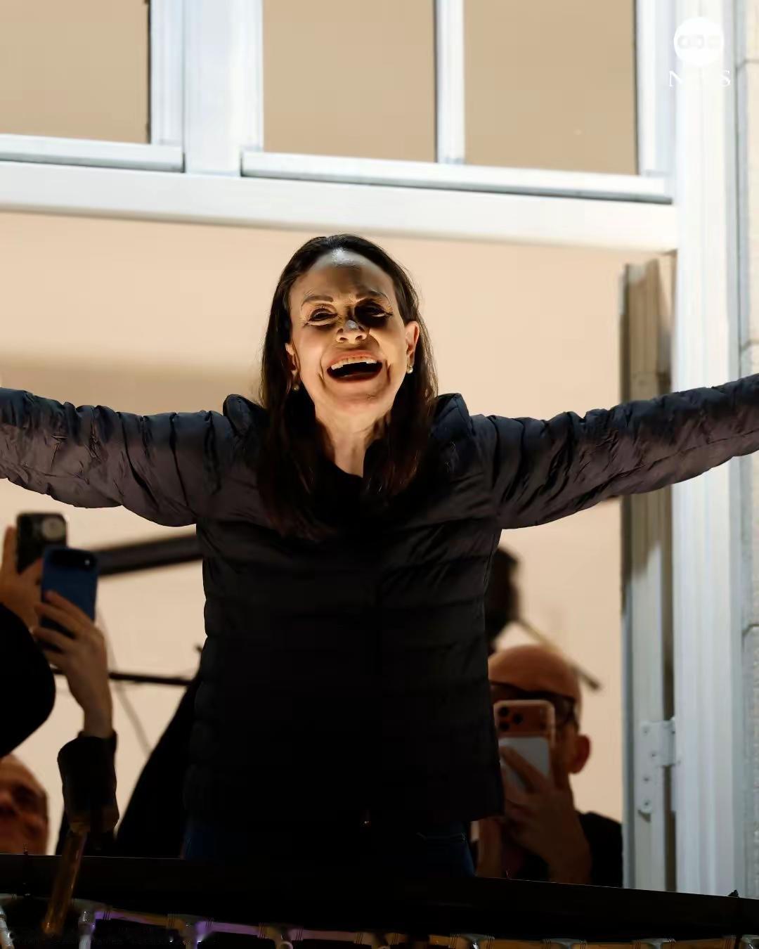 跳梁小丑！马查多在美国主子的保护下离开自己的祖国委内瑞拉，跑到了挪威奥斯陆，她这