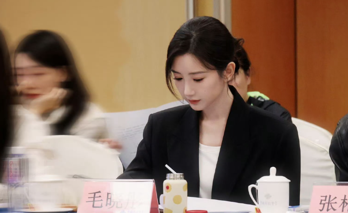 刷到她参加《余生有涯》研讨会路透，黑西装白衬衫，优雅干练，“体制内美感”爆棚。梦