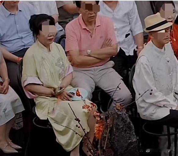 董璇婚礼前拍照时穿的衣服，怎么跑张维伊大姑身上去了？给大家捋一下事情经过…首
