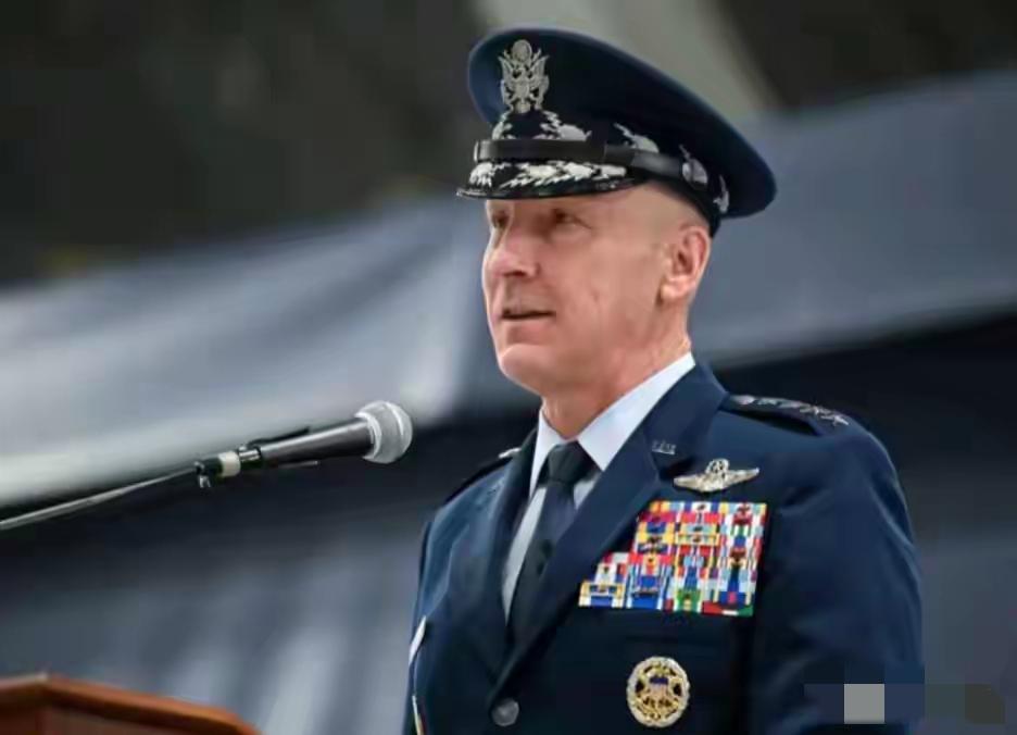 美军急踩刹车！推翻对华政策，砍军舰弃六代机，是真怂还是憋大招美军此番动作绝非