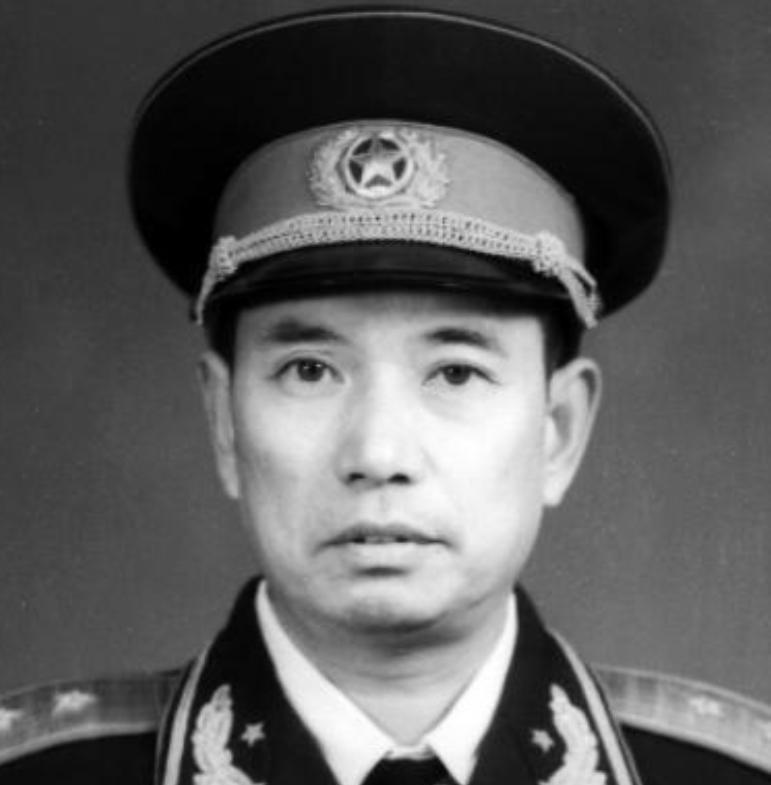 1982年，开国少将尤太忠视察部队，见一副团长好生眼熟，暗骂一句大事不好，立刻打