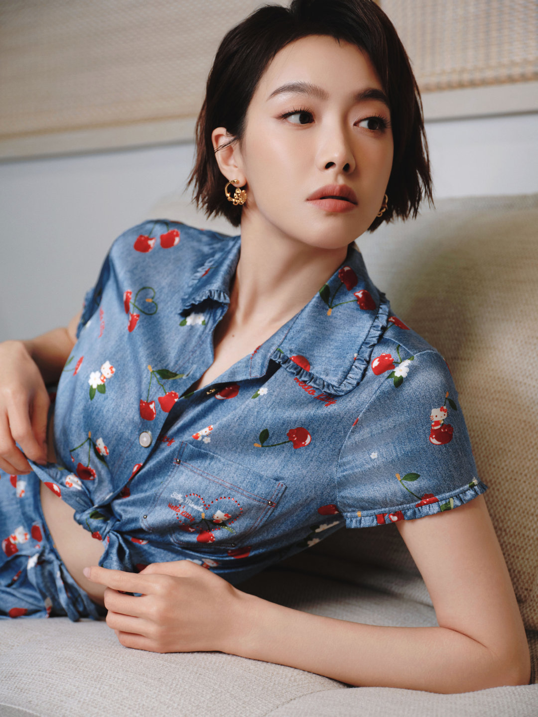 #宋茜#纯粹蓝色调撞上萌趣印花，下摆微系跳跃出随性节奏。🍒​