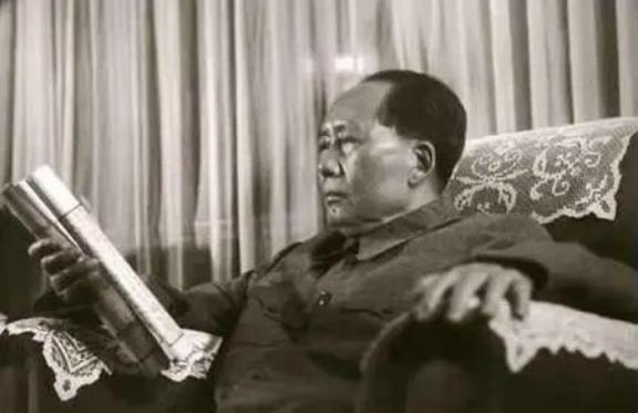1969年3月2日，周总理叫醒了正在酣睡的毛主席，焦急地说道：“主席！苏联打
