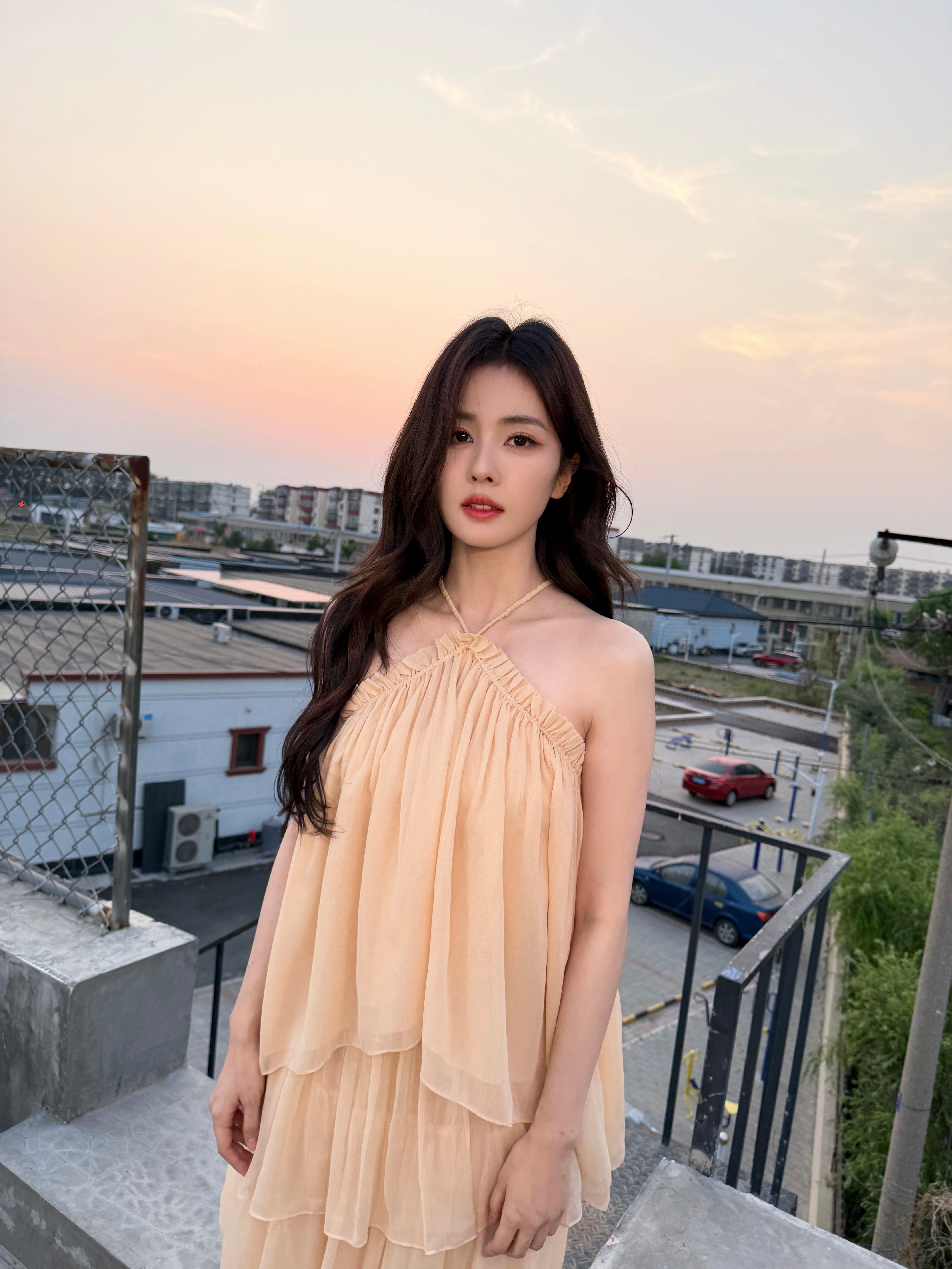 白鹿🦌鹿刻鹿刻屋顶随拍live已送达🧩晚风、夕阳与自在的她
