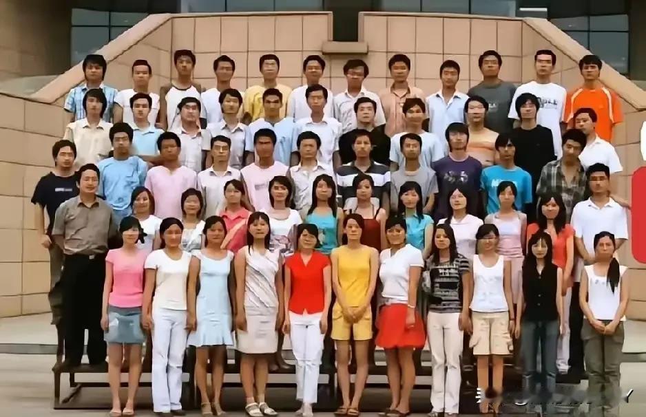 学生时代的张雪峰老师，那时候的他格子衫打扮，看着也是桀骜不驯，略带普通大学生都有