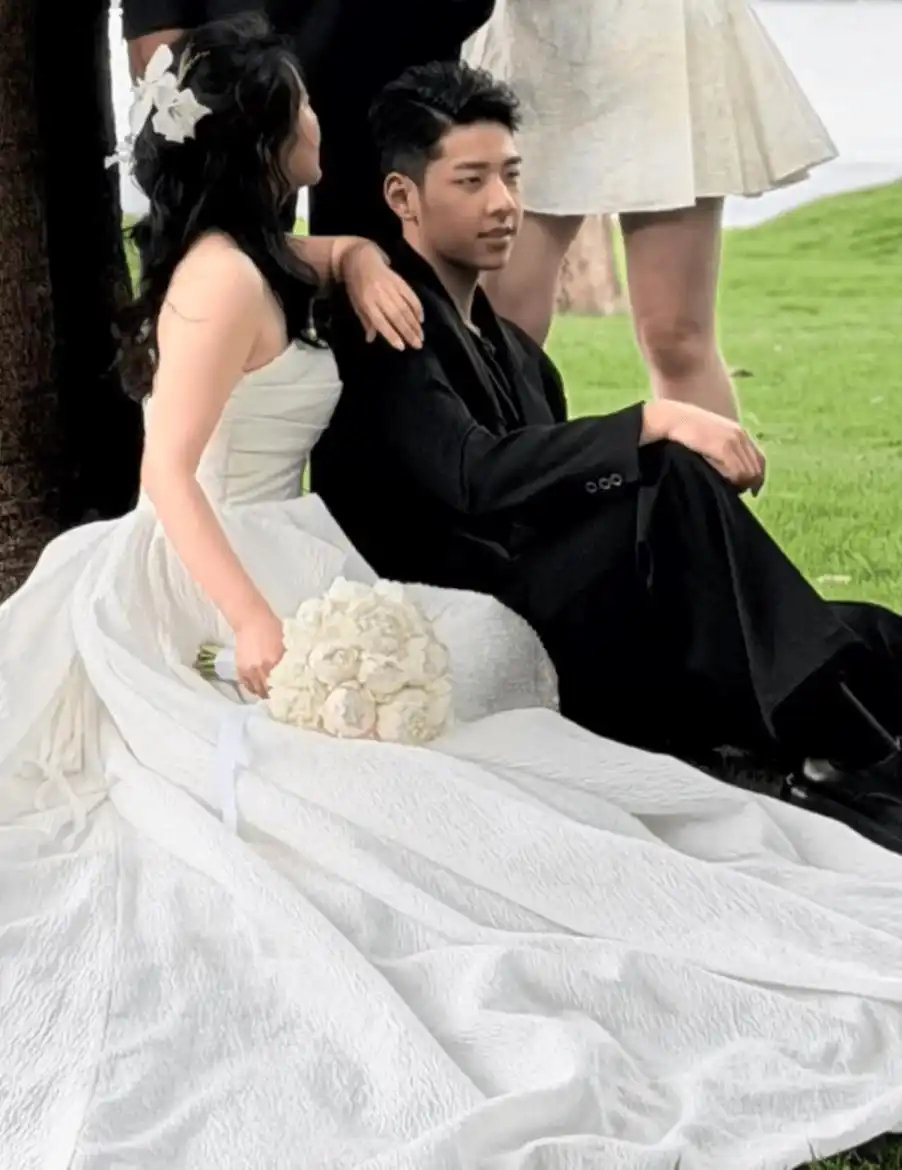 郭涛一家大理拍婚纱照，石头黑西装帅翻，妹妹乖巧提裙太温馨​