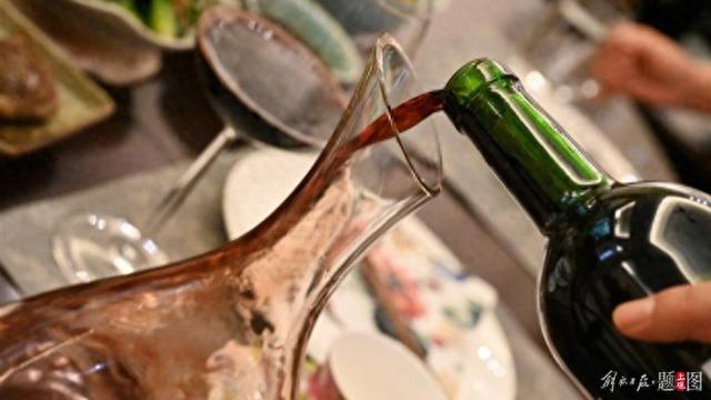 反腐大片播出! 党员干部“酒瘾”太大早晚喝趴下