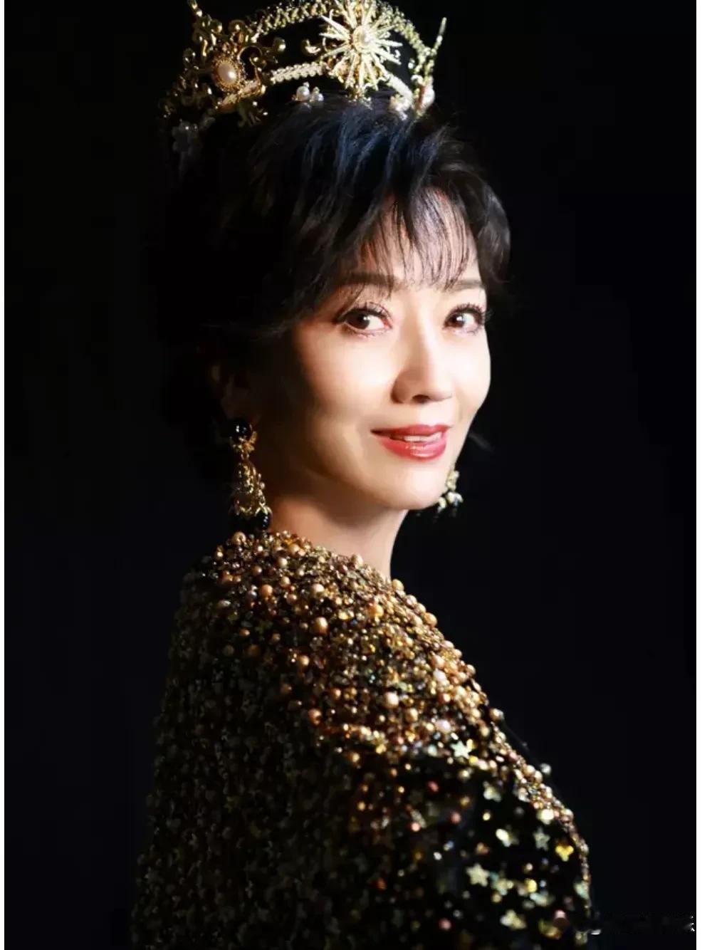 近日，赵雅芝一组造型惊艳众人，她戴上闪耀皇冠，宛如优雅女皇大人，气场全开。皇冠上