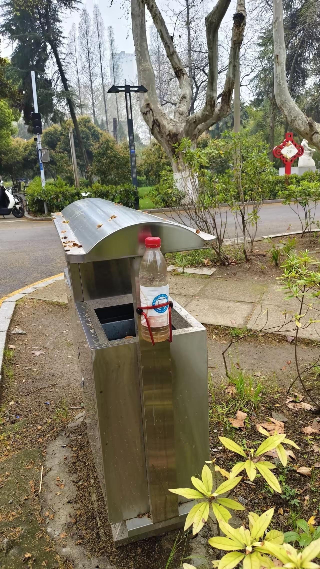 这是什么操作？垃圾箱的侧面“绑”了一瓶“矿泉水”，南京的这一新做法，引发了网友的