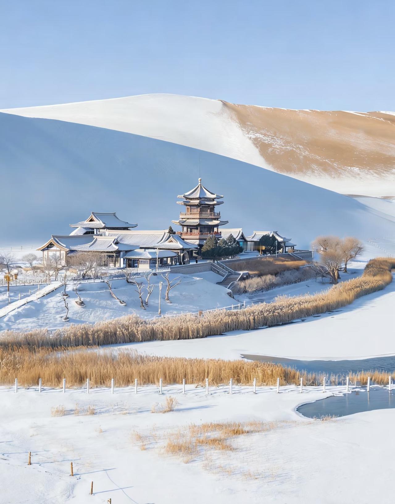 相比夏天，我更愿意冬天来西北玩！被鸣沙山落雪的景象震撼到了一直都觉的敦煌很适
