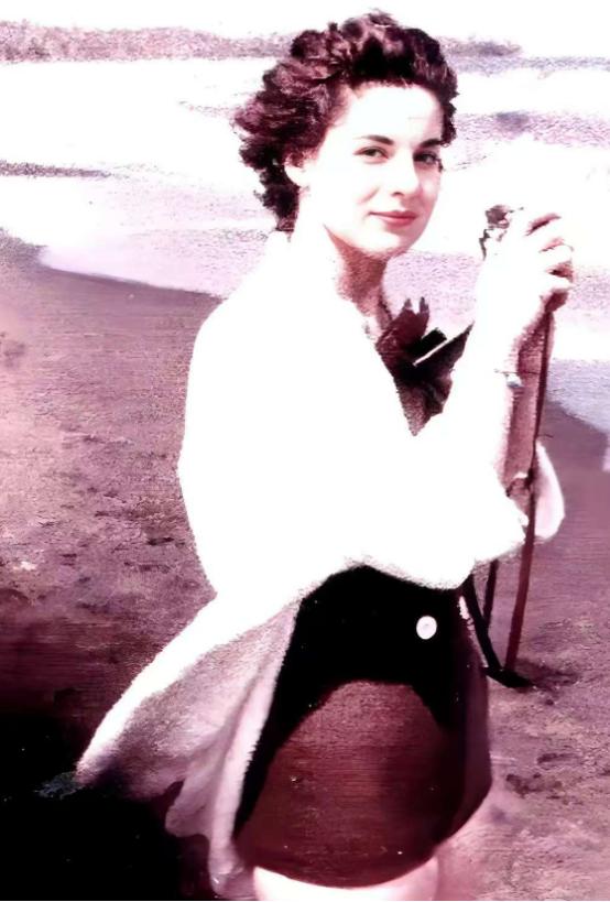 美国女特工好不容易将卡斯特罗勾上床，缠绵一夜后，准备给其水杯投毒，卡斯特罗一个行