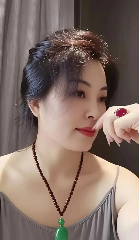 我认识一位女的，做律师的，单身离异好多年，自己一个人带个儿子。由于工作关系也