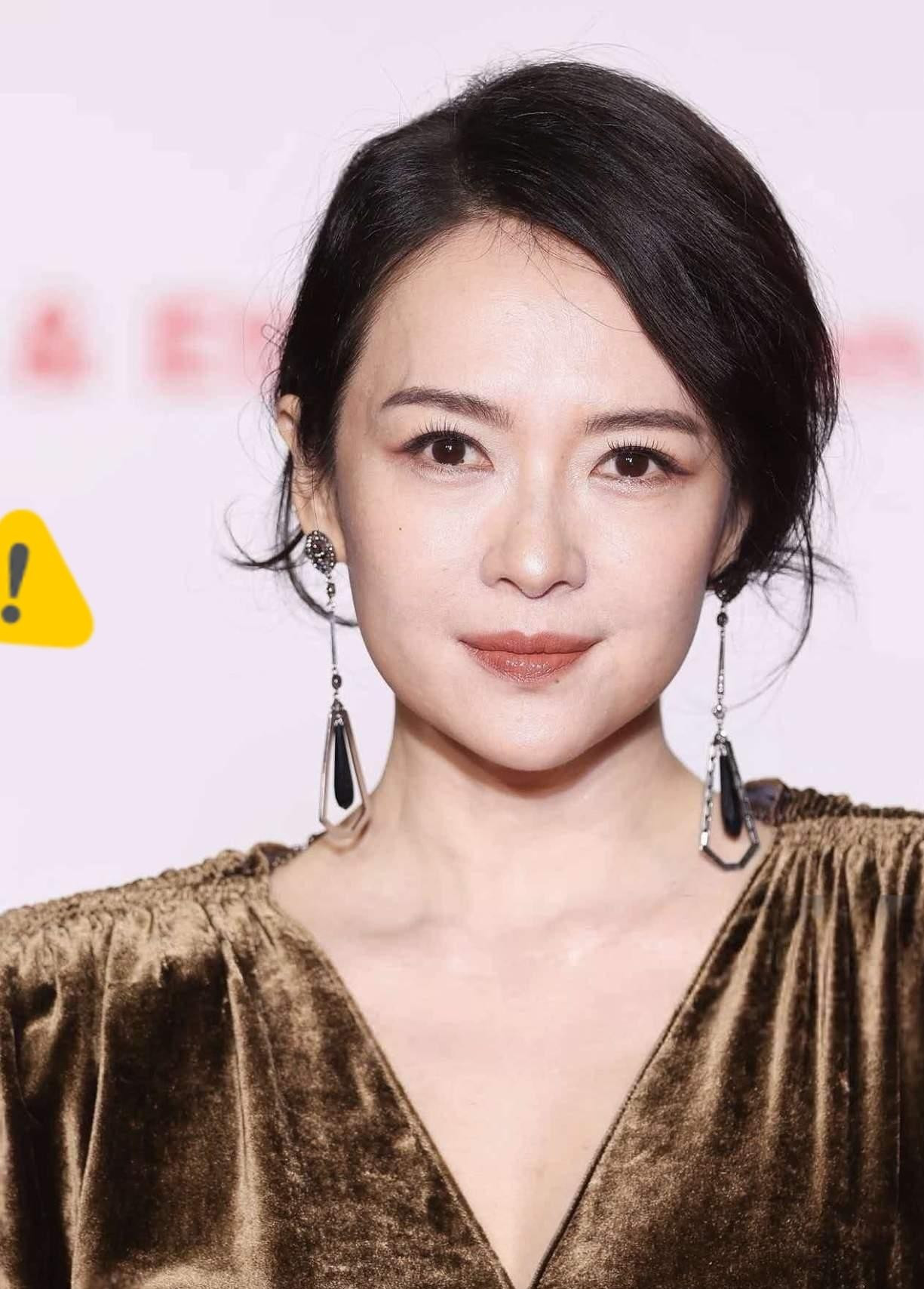 章子怡在法国红毯上这一露面，直接把不少看热闹的人给整不会了。生图里的下颌线紧致得像尺子量过一样，眼神