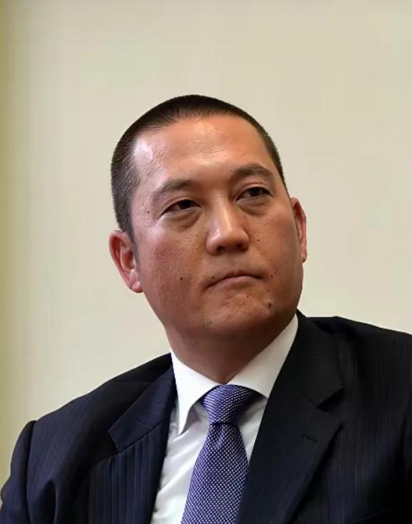 中国台湾创投圈的知名人士蒋友松近日做出了一个令当地政坛哗然的决定，他执意迁走两口