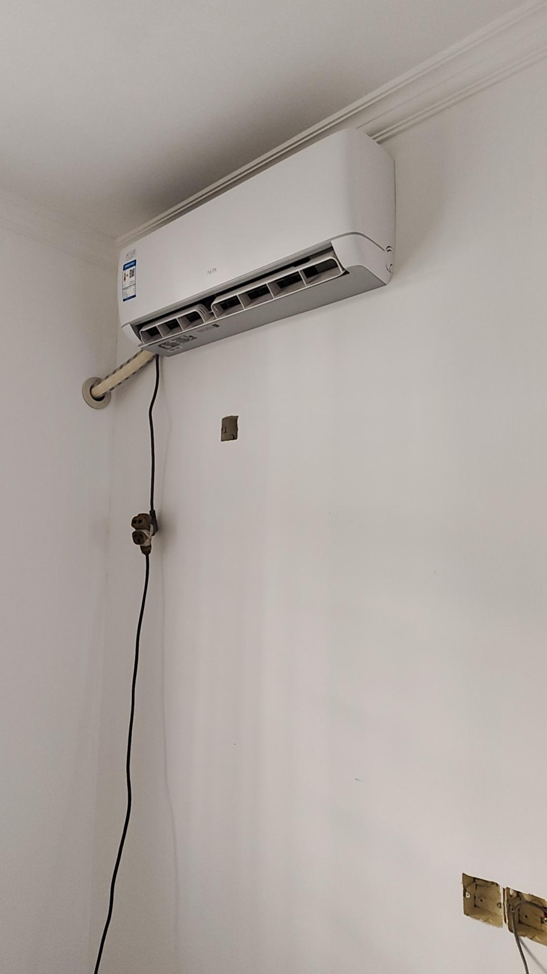 最近装修，我妈先把空调装我屋子里了我弟知道后，苦笑着谴责我妈“妈妈，