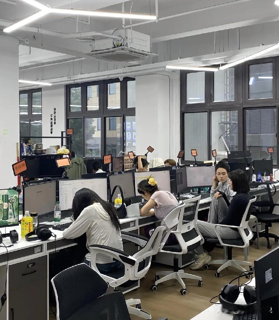 临时接到通知，公司的A客户第二天8点就会到公司来审厂，为了确保做好相应的招待工作