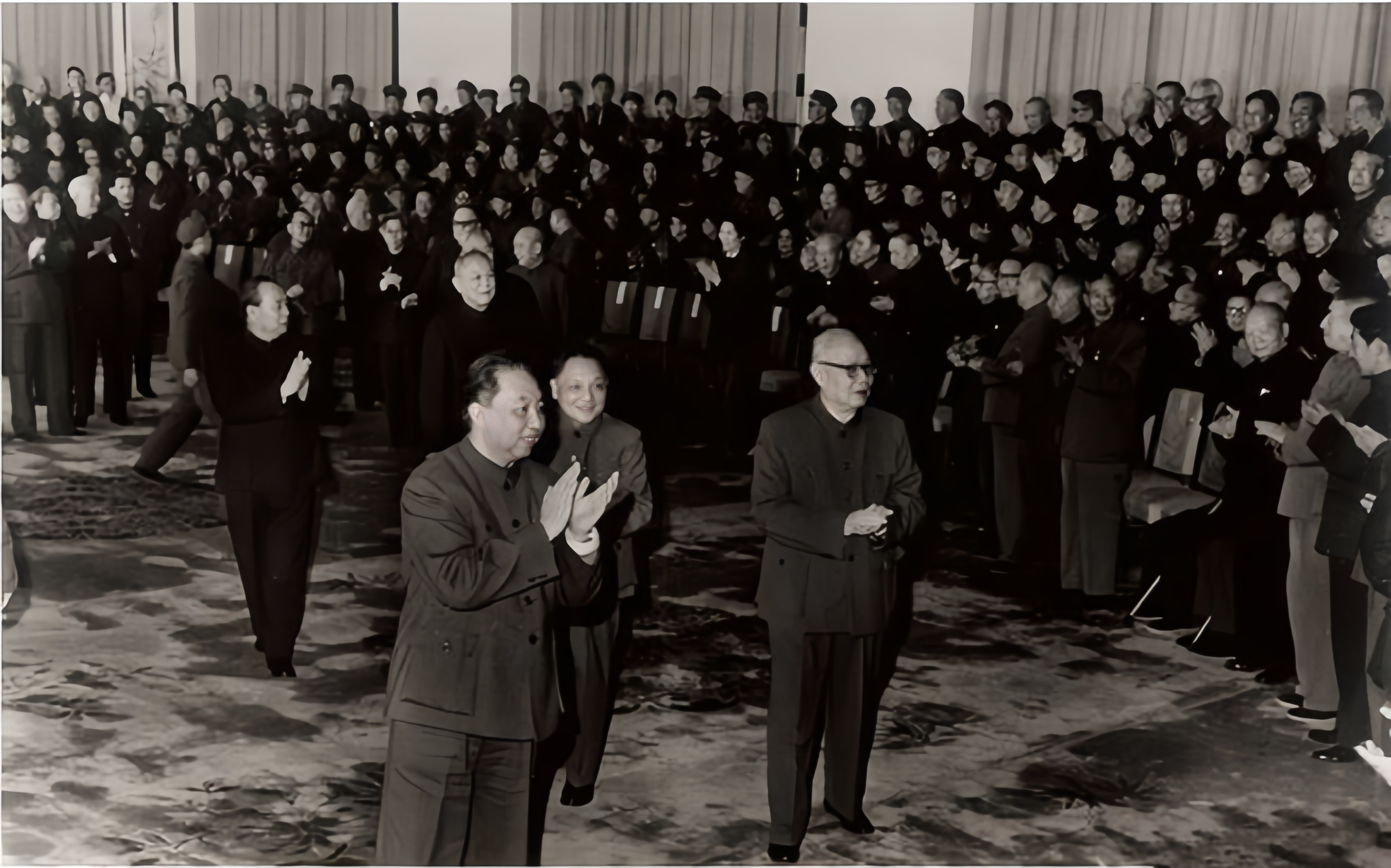 1977年邓小平第三次复出工作。他绝不是简单的复出，邓小平恢复了之前的领导职务，