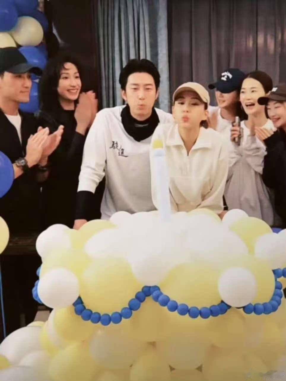 好友晒窦骁何超莲生日合照窦骁何超莲庆生照哇！好友晒窦骁何超莲生日合照