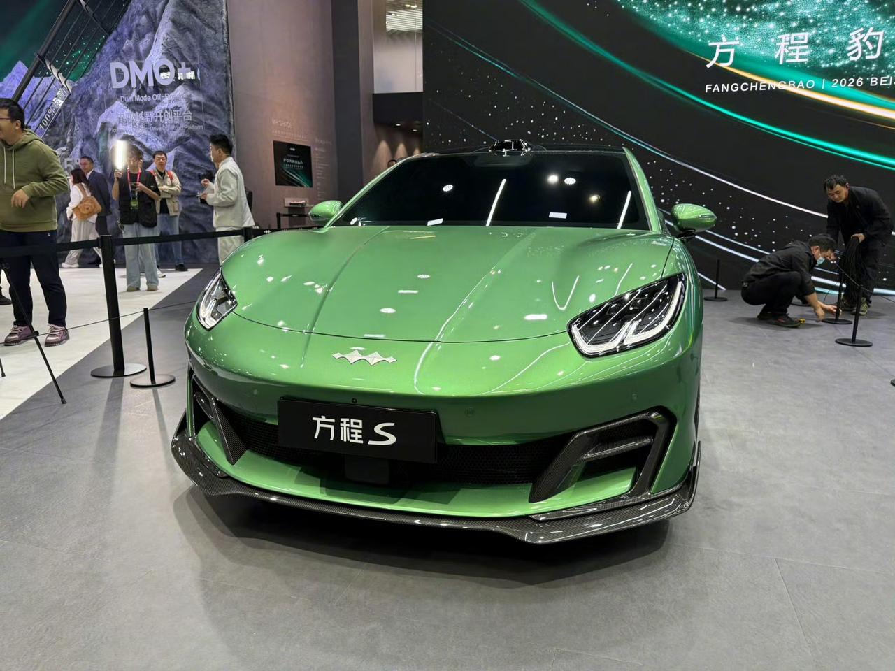 方程豹专注越野suv不好吗？北京车展方程豹展台，品牌定位正式从suv切入轿车、