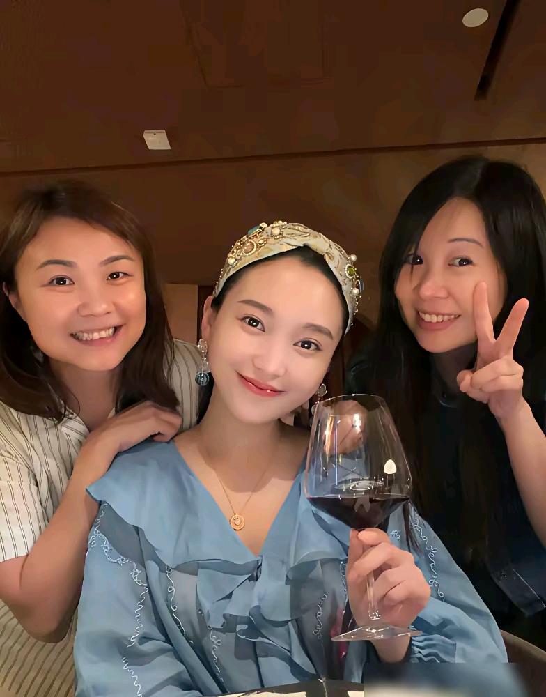 金莎跑商演，一场35万，一月20场，算下来比不少公司一年利润还高。有人说她过气了
