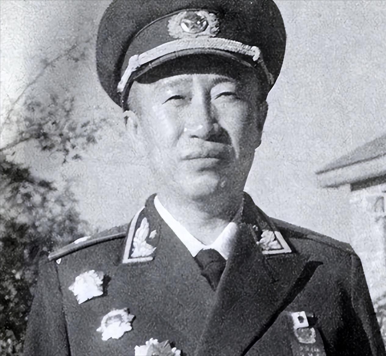 1983年冬，解方少将不幸患上食道癌，一位老部下的遗孀得知消息，准备前来