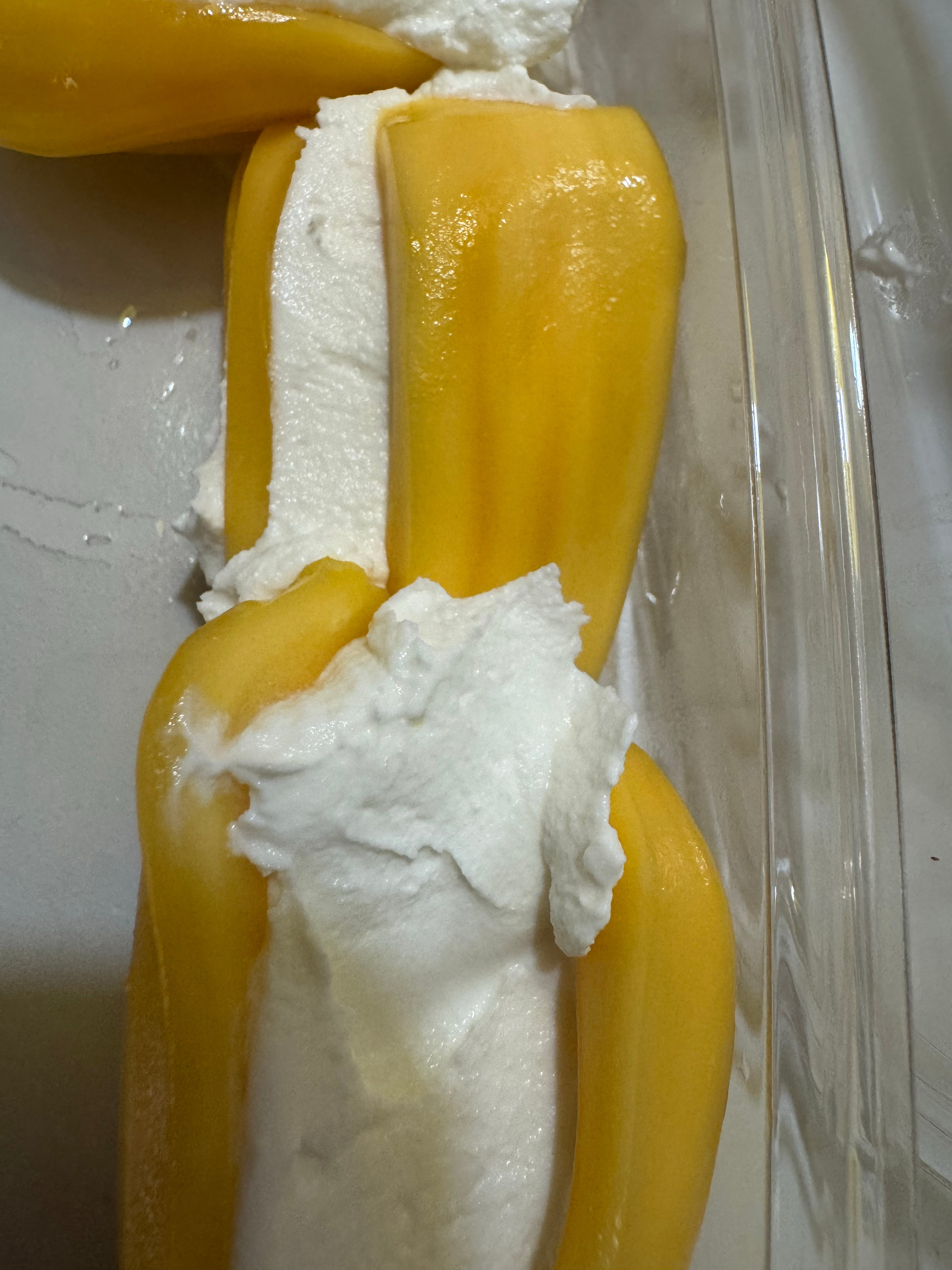 睡不着点了一盒水果吃菠萝蜜夹干噎酸奶真的太好吃太好吃了😭