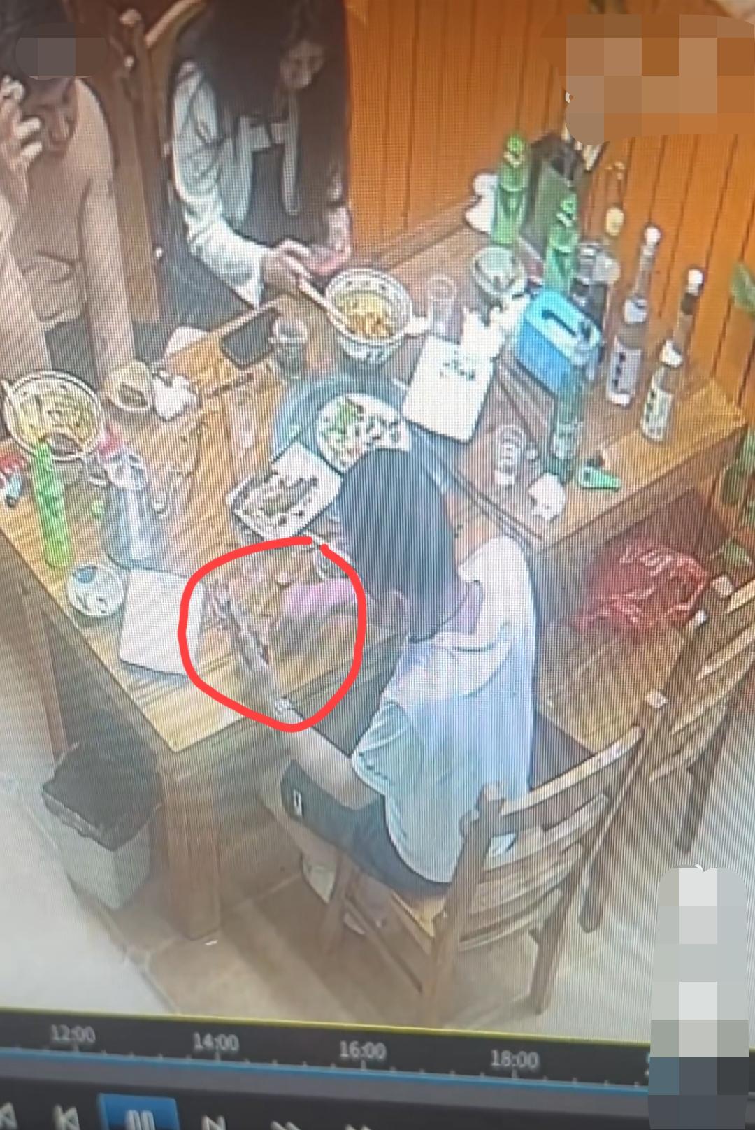 河南焦作。一男子带着儿子、儿媳一同到店用餐，用餐期间，男子刻意往饭菜里投放异物，