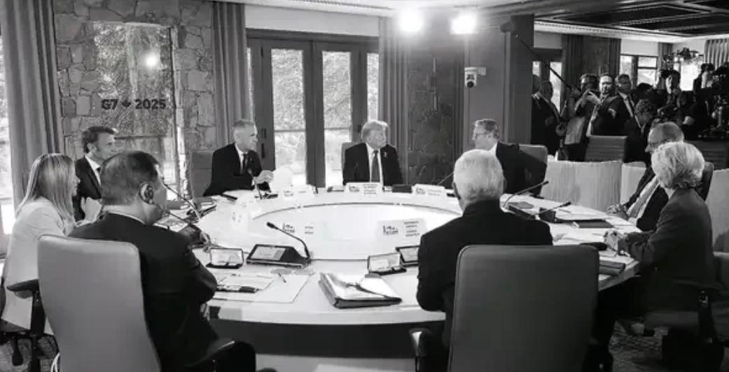 你敢信吗？G7峰会上发生了这么戏剧性的一幕。欧盟主席冯德莱恩专门掏出来一块磁铁