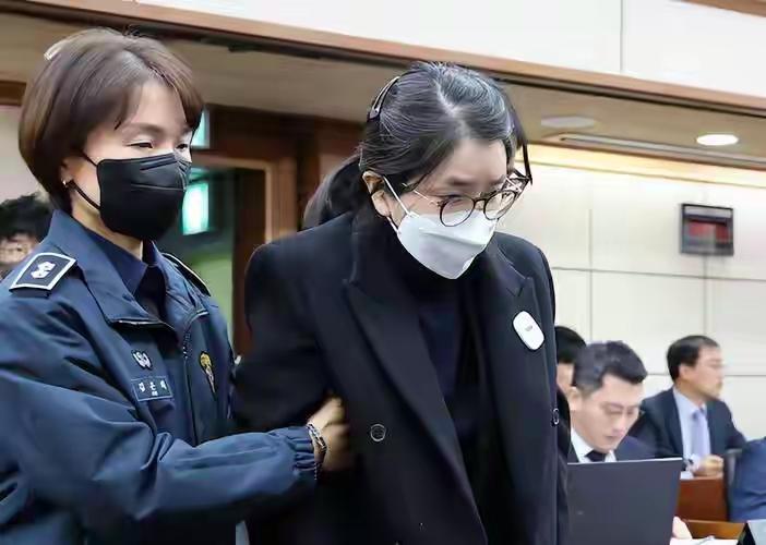 三字遗书，牵出韩国最不敢查的权力黑幕判完尹锡悦夫人仅8天，韩国法官离奇坠亡！