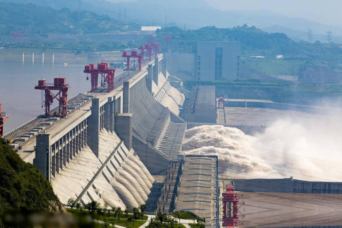 在我国，有两处地方绝对不能动，一处是三峡大坝，另一处核心重地，一旦有人胆敢进犯，