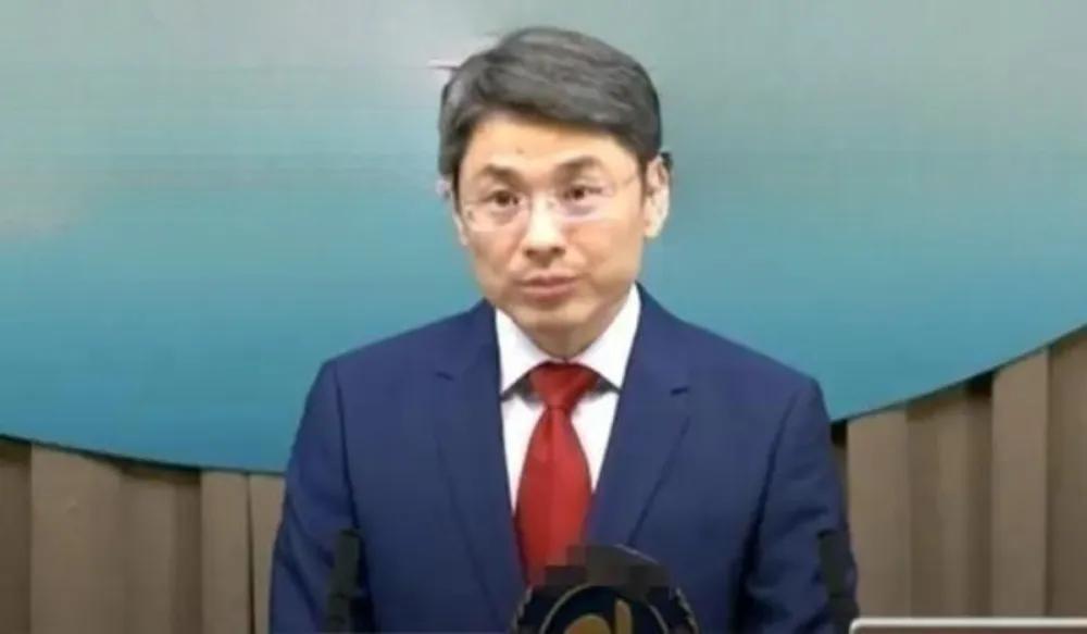 吃里扒外！7月21日，台湾地区外事部门发言人萧光伟在例行记者会上说了一通话。他说