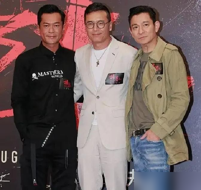 刘德华官方身高174，你信吗？反正网友不信。跟古天乐站一起，他高半头。跟李连杰同框，也压一头。网友拿