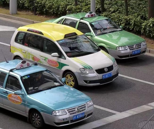 为什么大家现在宁愿等网约车，也不坐出租车？很简单，因为现在的出租车，已经彻底活成