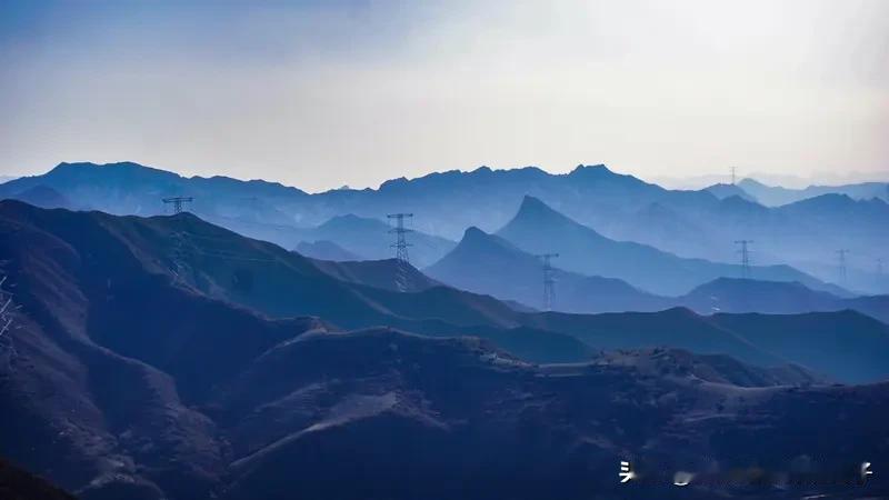 看到“月明月暗月有情”这个下联，我脑海里立马想到了“花开花落花无悔”来对。对联