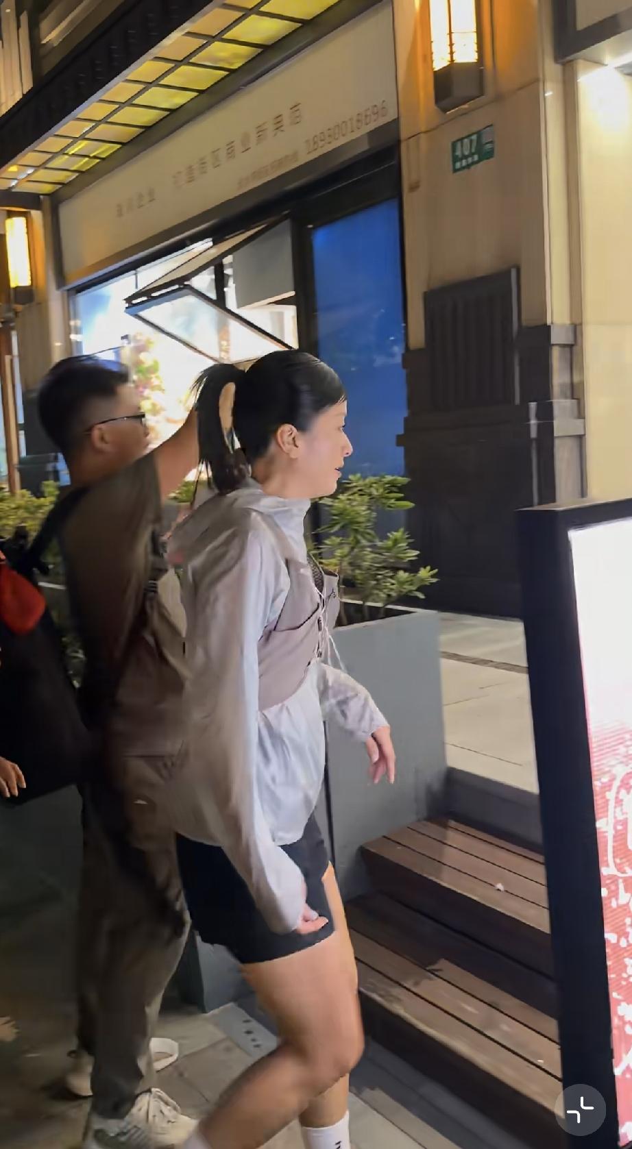 9月20日，徐濠萦在上海街头参加跑步比赛，换了造型扎高马尾，侧面看像变了一个人，