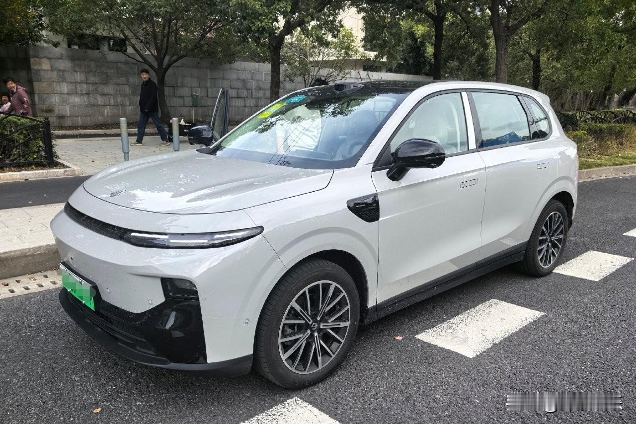 零跑B10的核心竞争力在于，它通过“全域自研”的成本控制能力，把一些旗舰级的科技